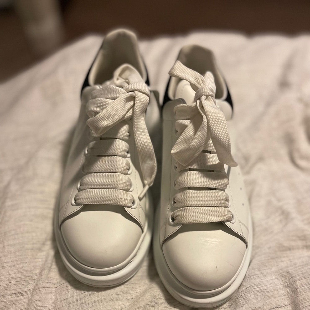 Alexander MCQUEEN oversized sneaker!Offers welcome